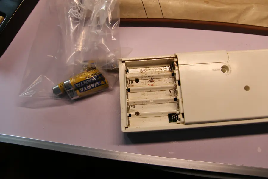 Casio VL-5 old battery removal