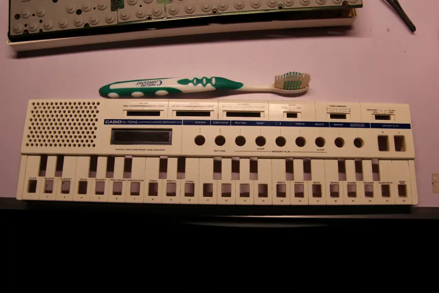 Casio VL-5 beginning upper part cleaning